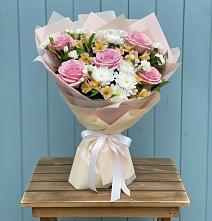 Букет цветов из:  Гвоздики, Орхидеи и Розы в Лихославле