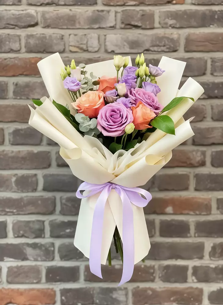 Букет цветов из: Лизиантусы и Розы в Лихославле