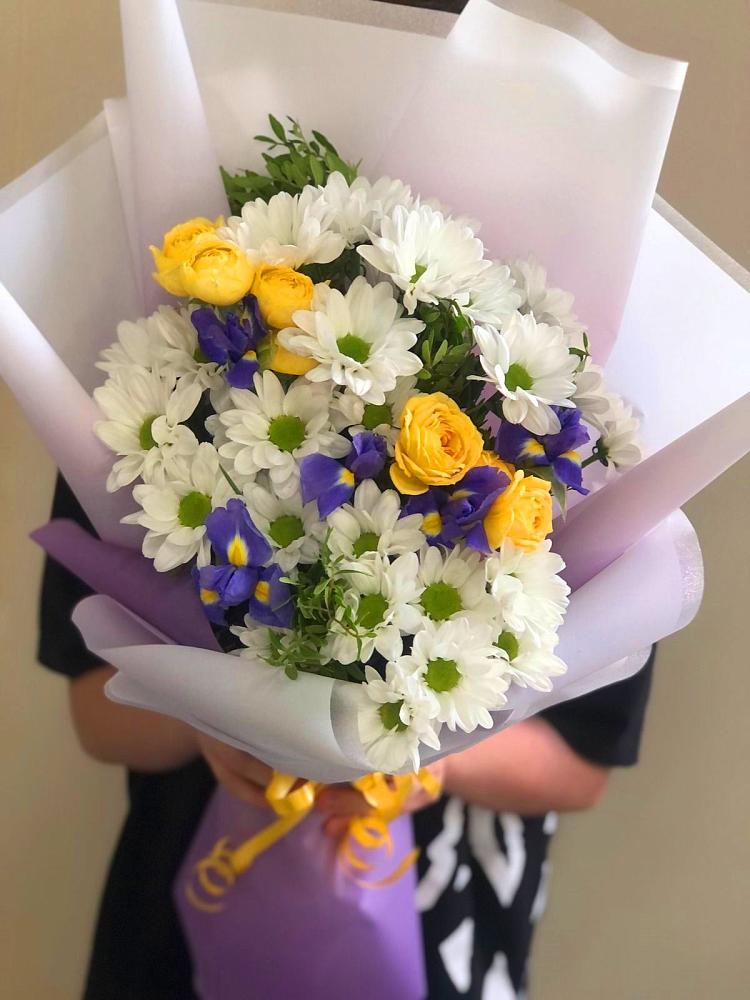 Букет цветов из: Ирисы, Хризантемы и Розы в Лихославле