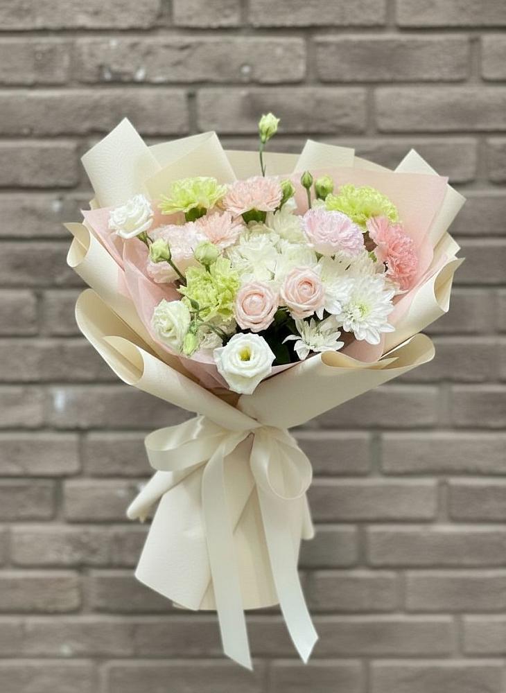 Букет цветов из: Гвоздики, Розы, Лизиантусы и Хризантемы в Лихославле