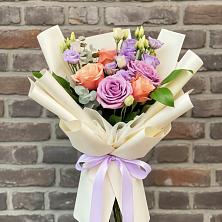 Букет цветов из:  Лизиантусы и Розы в Лихославле