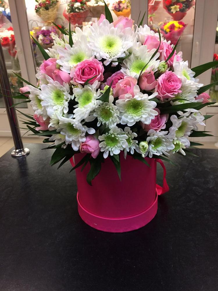 Цветочная композиция из Розы и Хризантемы в шляпной коробке в Лихославле