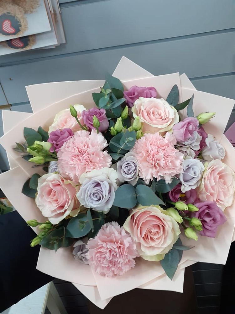 Букет цветов из: Розы, Гвоздики и Лизиантусы в Лихославле