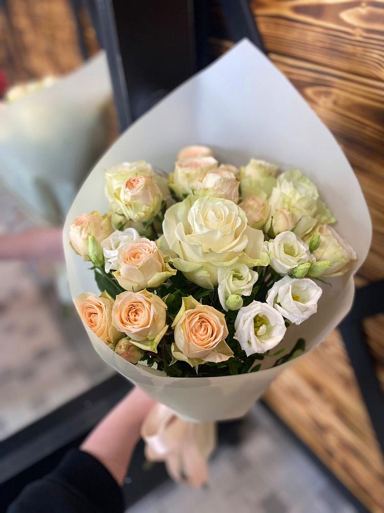 Букет цветов из: Розы и Лизиантусы в Лихославле